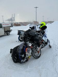 Nordkap, Motorrad fahren in Schnee und Eis, Motorrad fahren im Winter, KTM 690, Spikes,